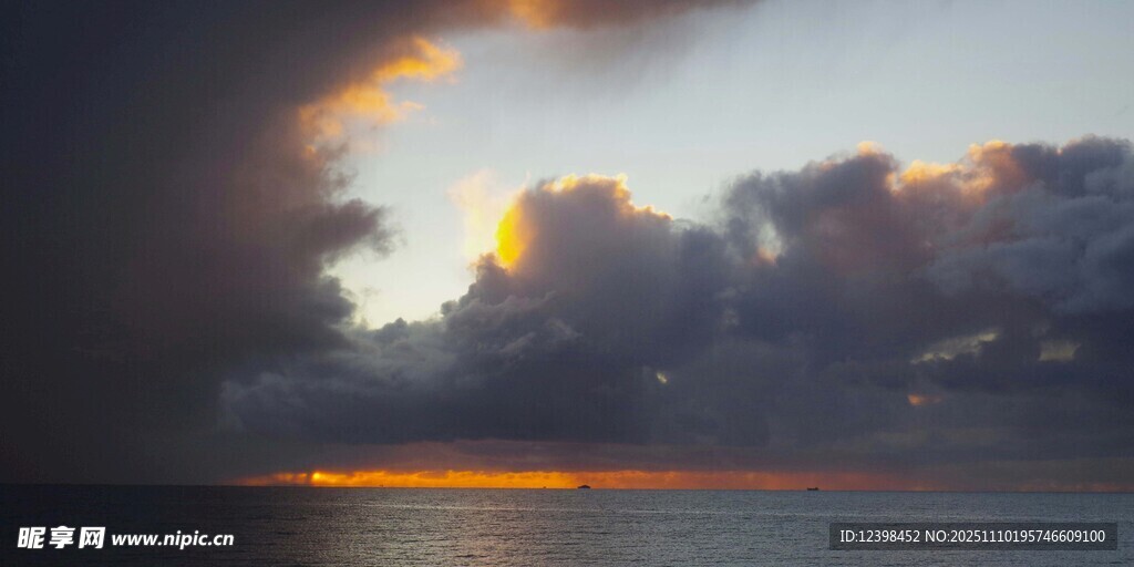 海上日落時(shí)分的壯麗云彩