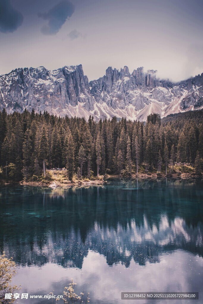 寧?kù)o湖景與遠(yuǎn)處雪山森林