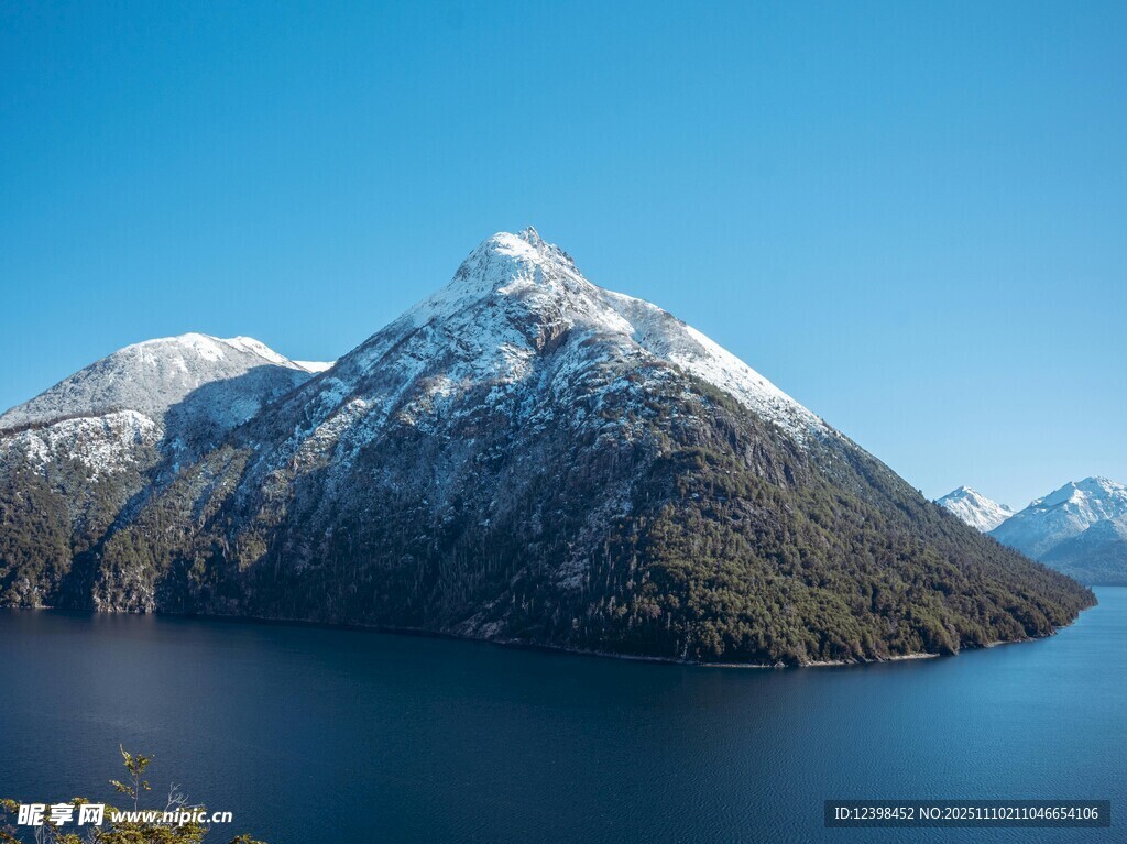 雪山下的靜謐藍色湖泊