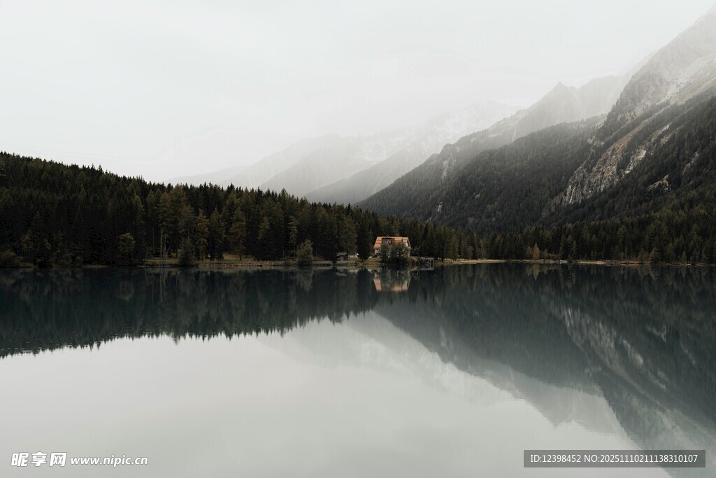 霧靄中的靜謐山水湖泊