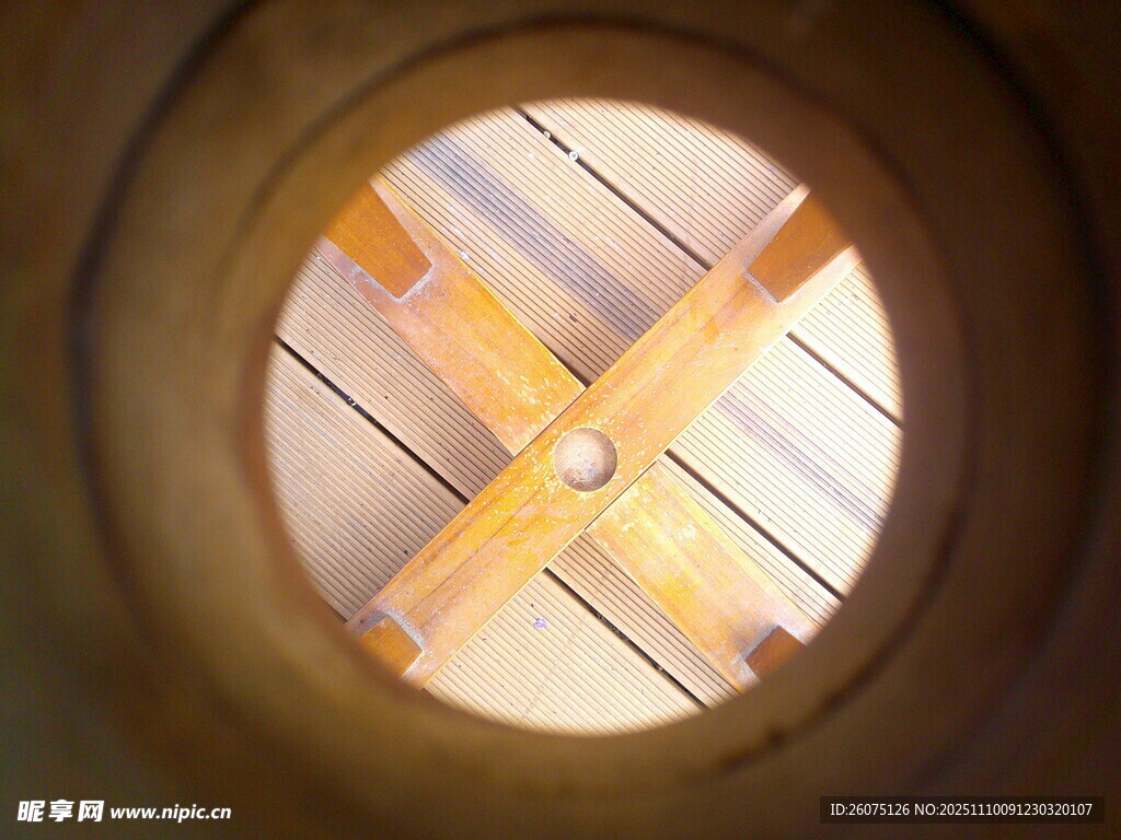 圓形窗內(nèi)的木質(zhì)結(jié)構(gòu)景觀