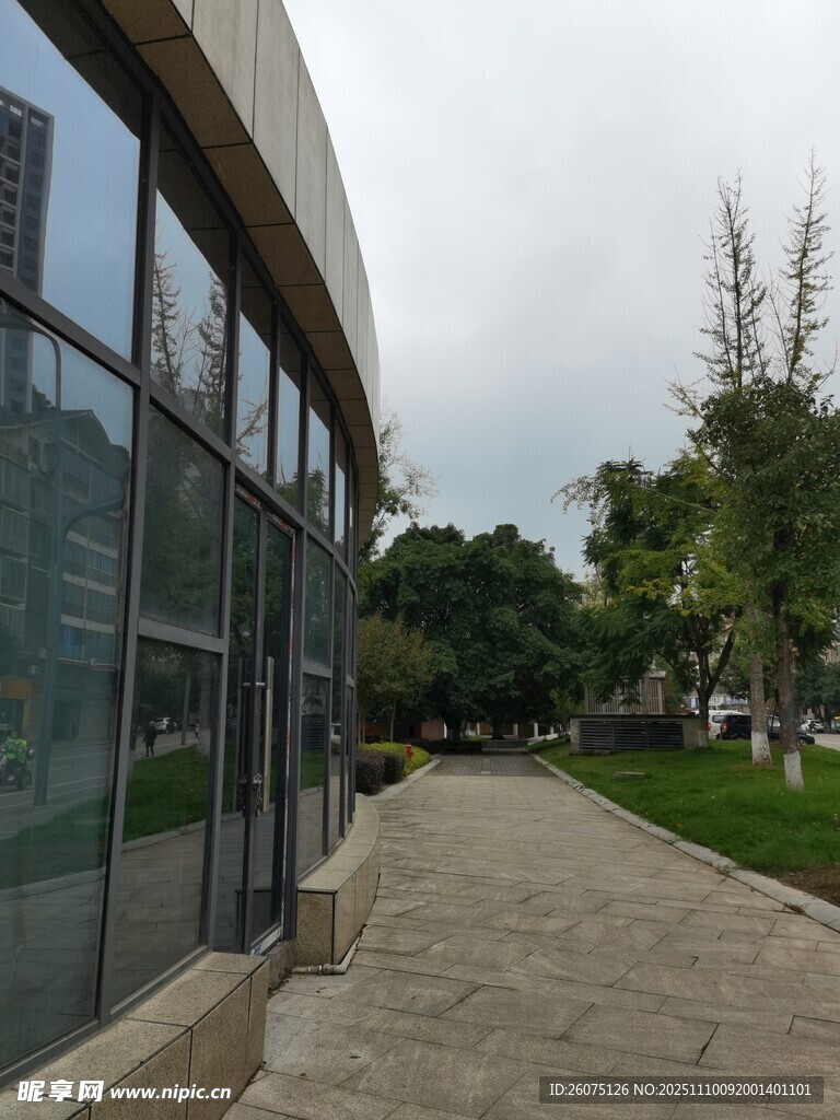 現(xiàn)代建筑旁的戶外步道