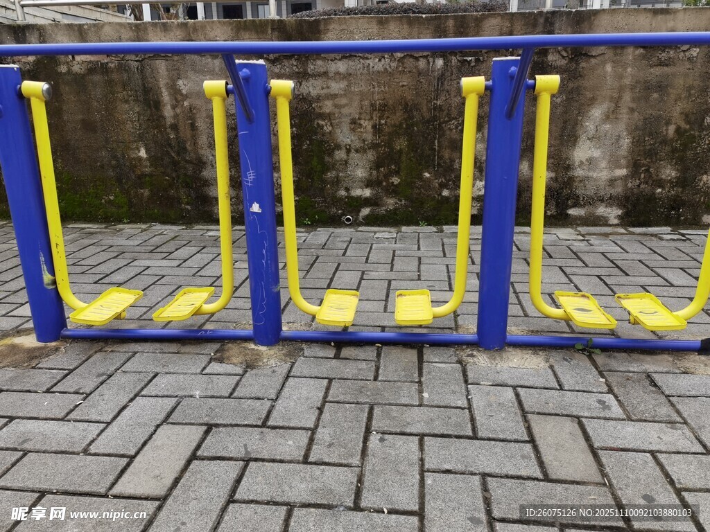 藍色黃邊自行車停車架