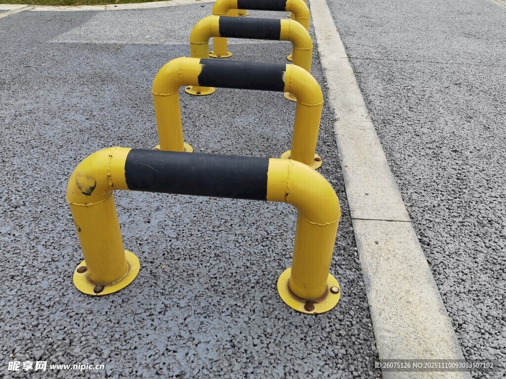 黃色防撞護(hù)欄