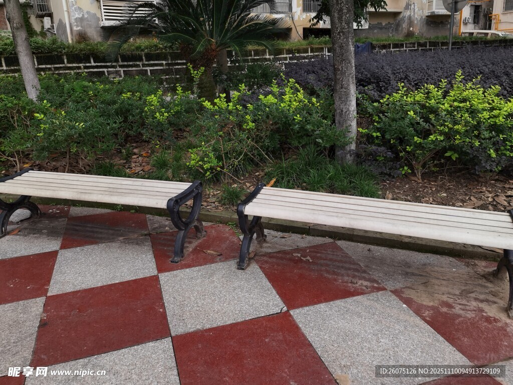 戶外休閑長椅與多彩地面