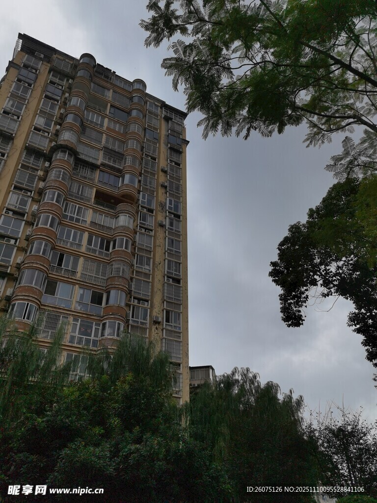 老舊居民樓與周邊綠植