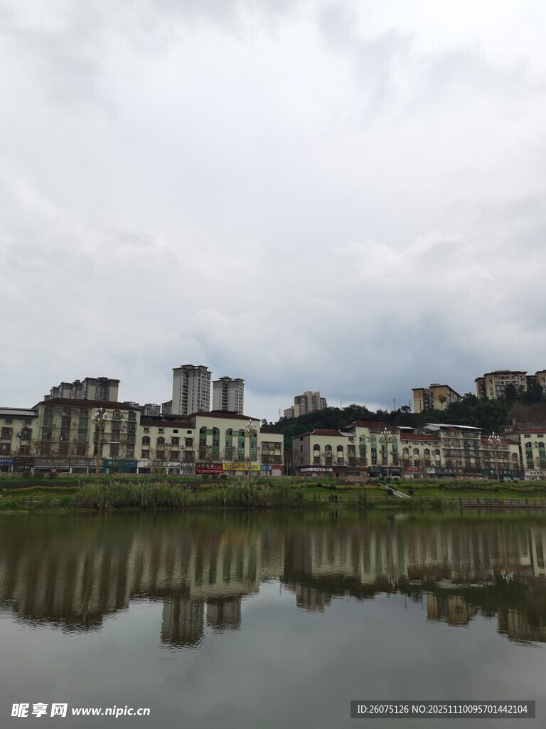 湖畔建筑倒影靜謐景致