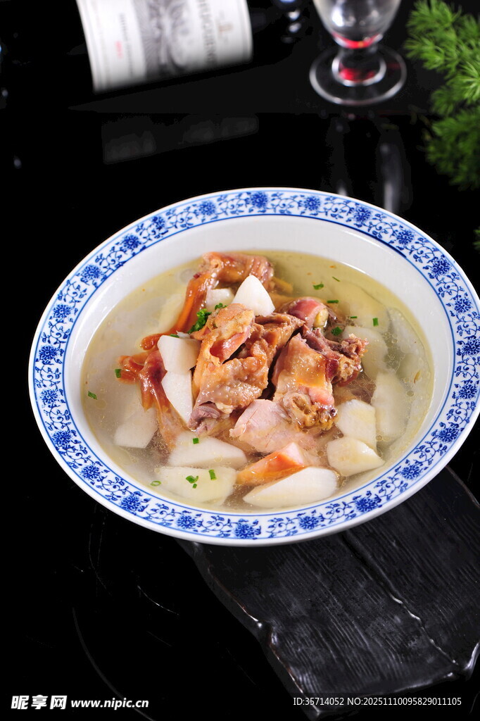 藍(lán)白瓷碗中的美味燉菜