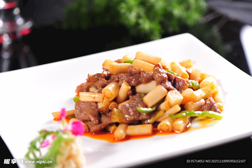 美味炒牛肉配多樣蔬菜