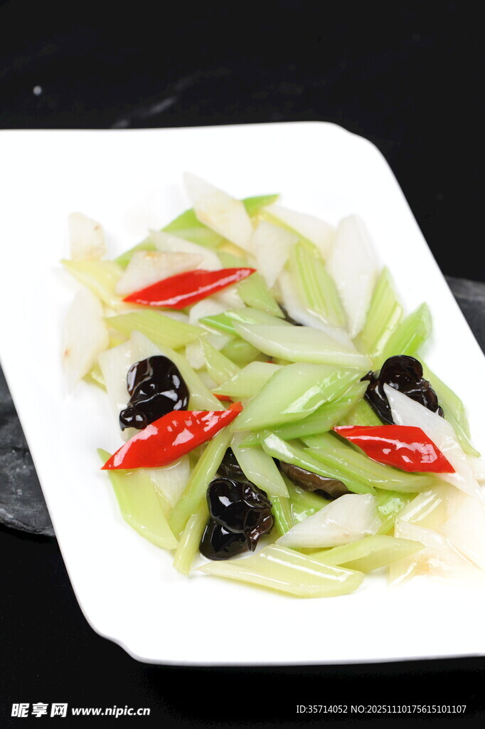 清炒萵筍配紅椒黑木耳