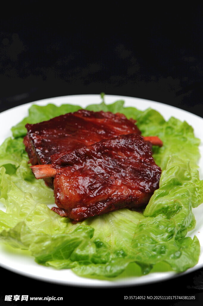 美味烤排骨配生菜