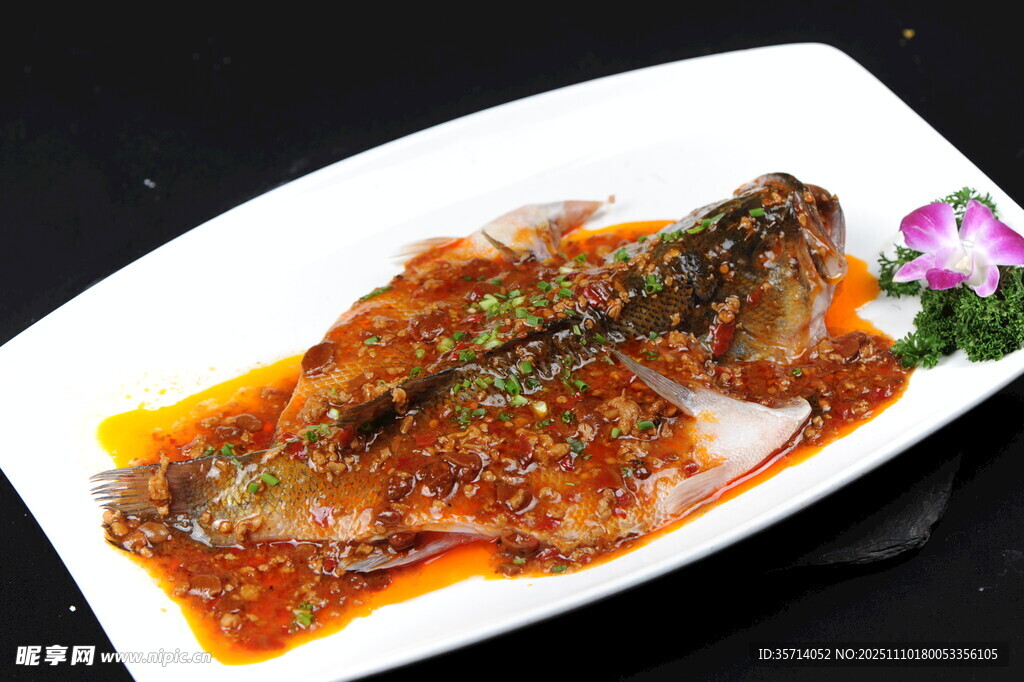 紅燒魚擺盤中的美味佳肴