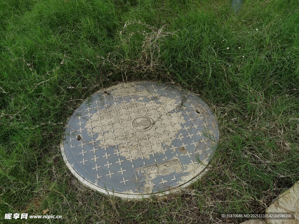 草地上的金屬井蓋