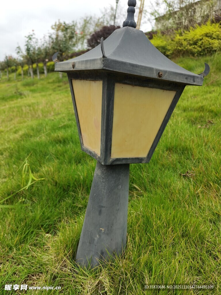 草地中的復古戶外庭院燈