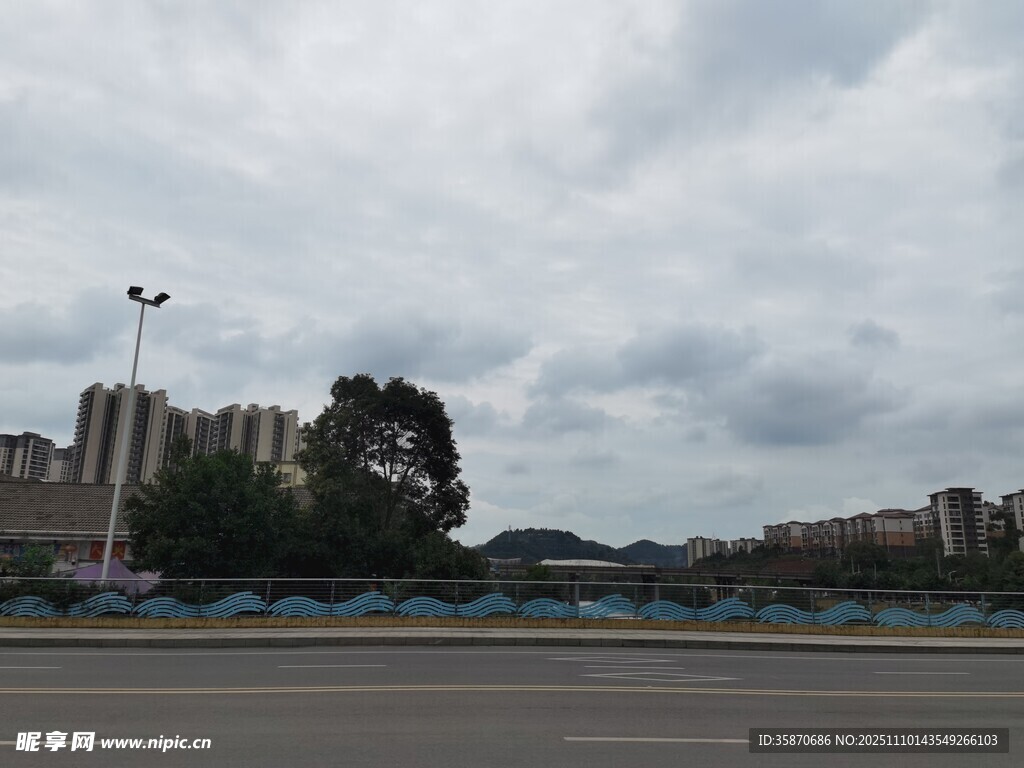 城市遠(yuǎn)景與空曠道路景觀