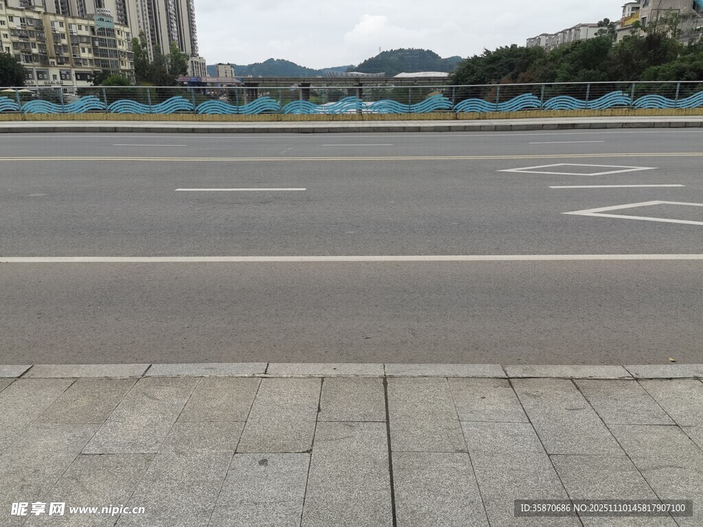 城市空曠街道旁的人行道