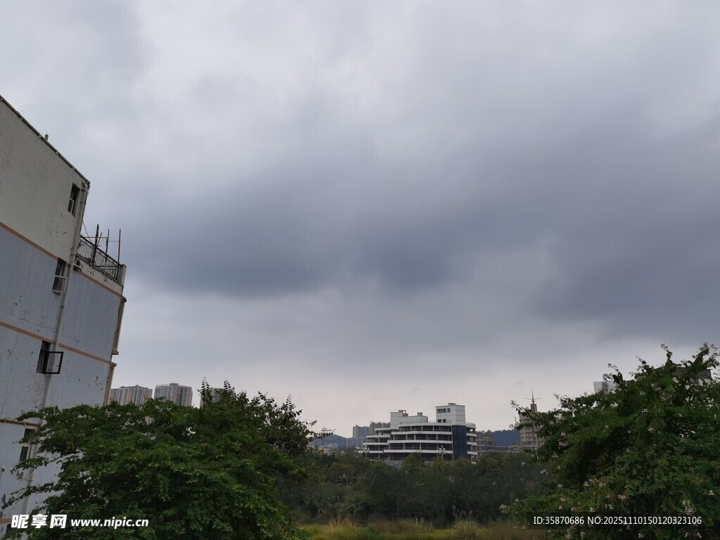 陰天城市建筑與綠植景觀