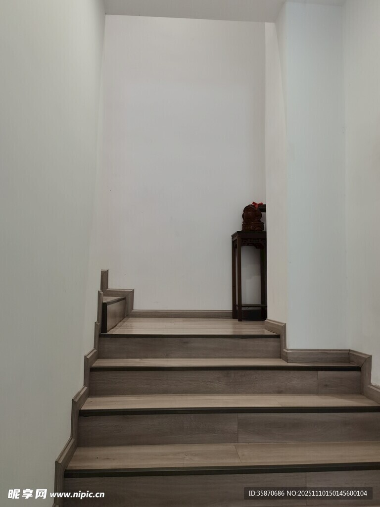 簡約室內(nèi)木質(zhì)樓梯一角