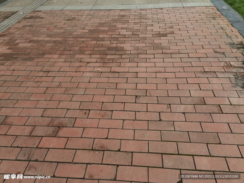 紅磚鋪就的平整路面