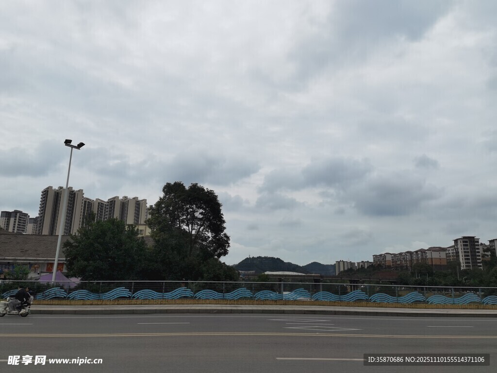 城市道路旁的建筑與天空