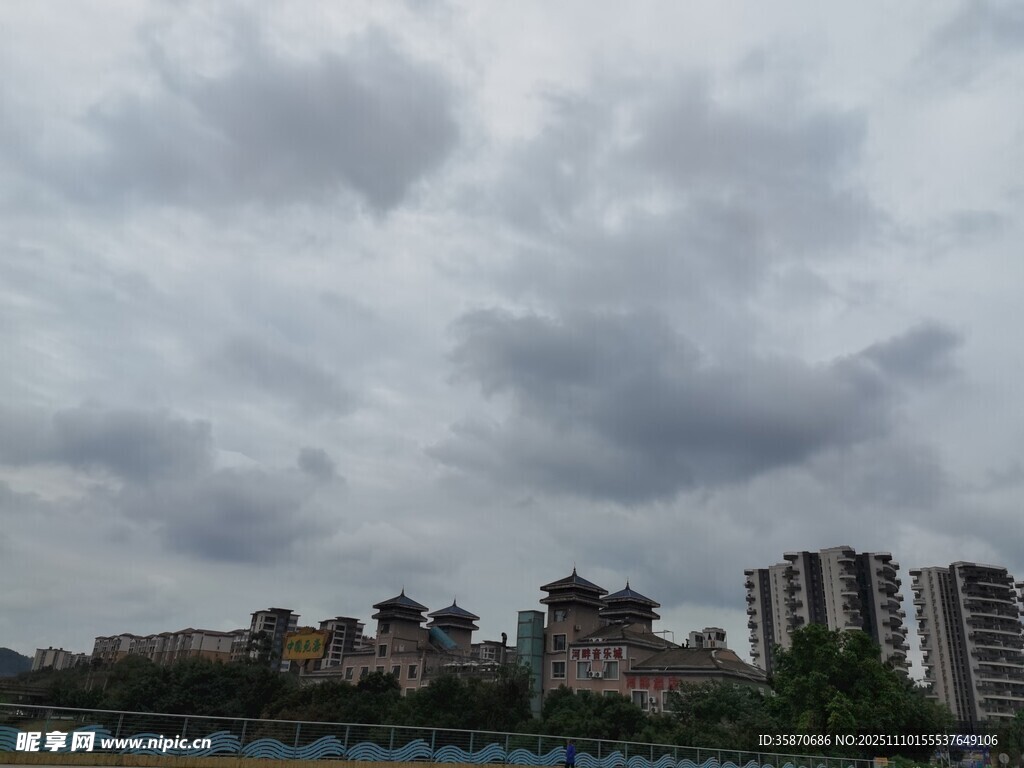 陰云下的城市建筑群