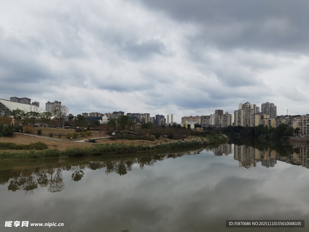 湖畔城市風光倒影美景