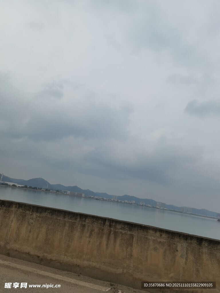 公路旁的湖景與天際線