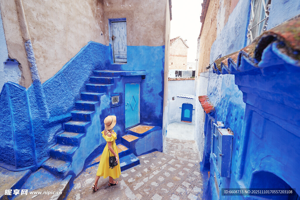 藍(lán)色小巷中的行人身影