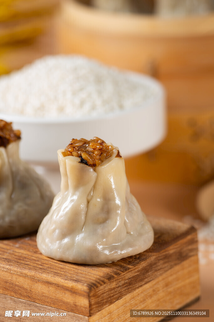 美味特色燒麥擺于木盤上