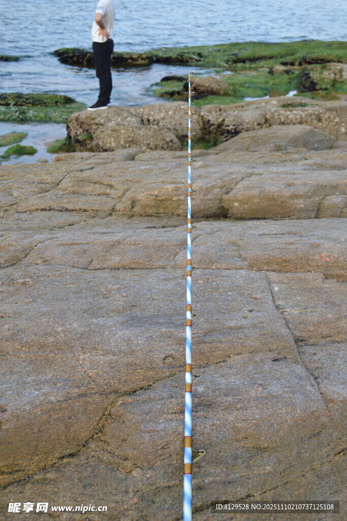 海邊巖石上的垂釣者