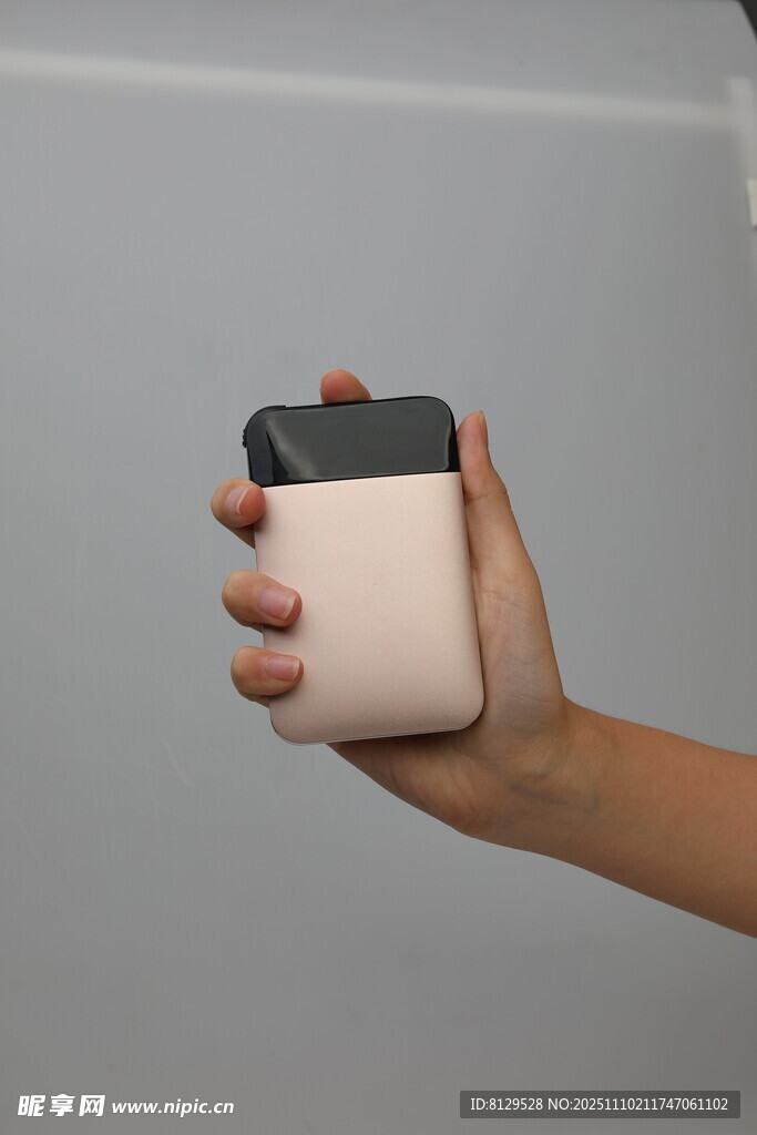 手持雙色手機(jī)殼特寫