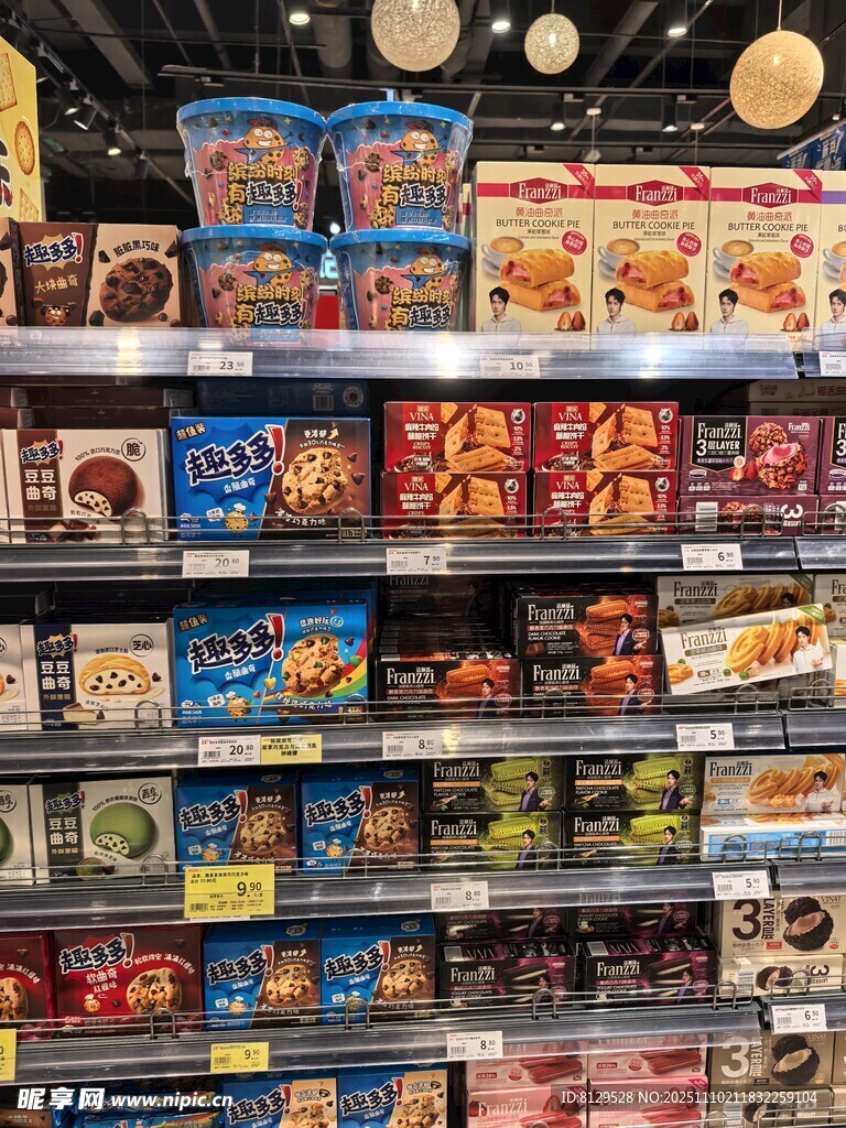 超市貨架上琳瑯滿目的零食