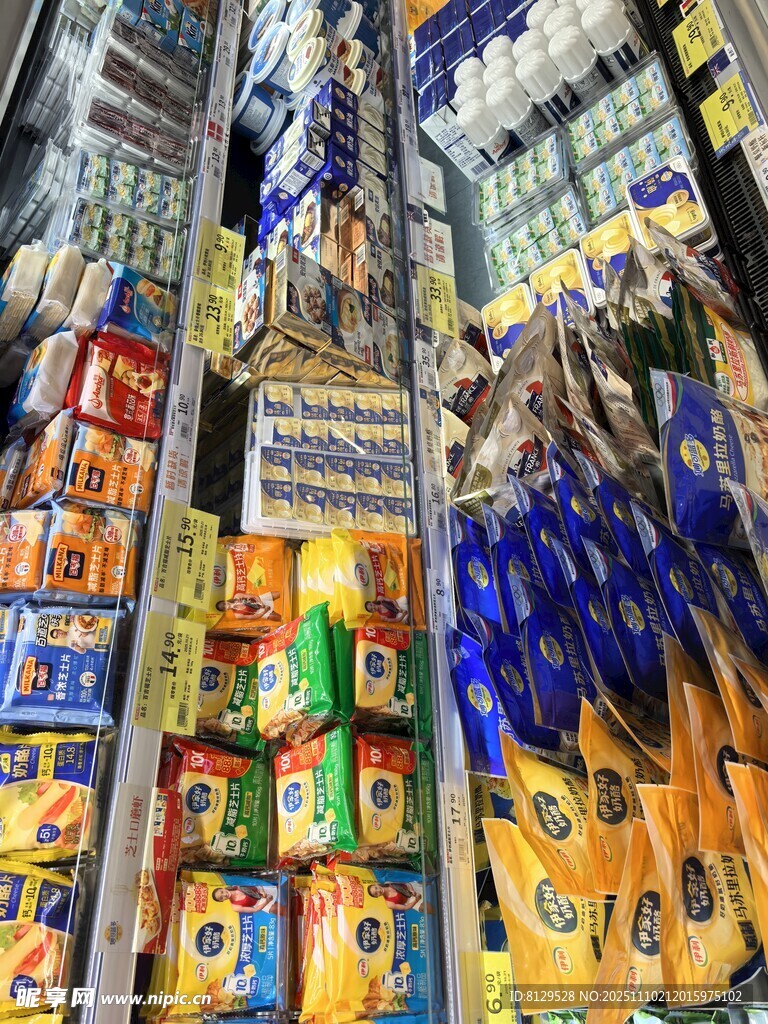 超市貨架上的多樣商品