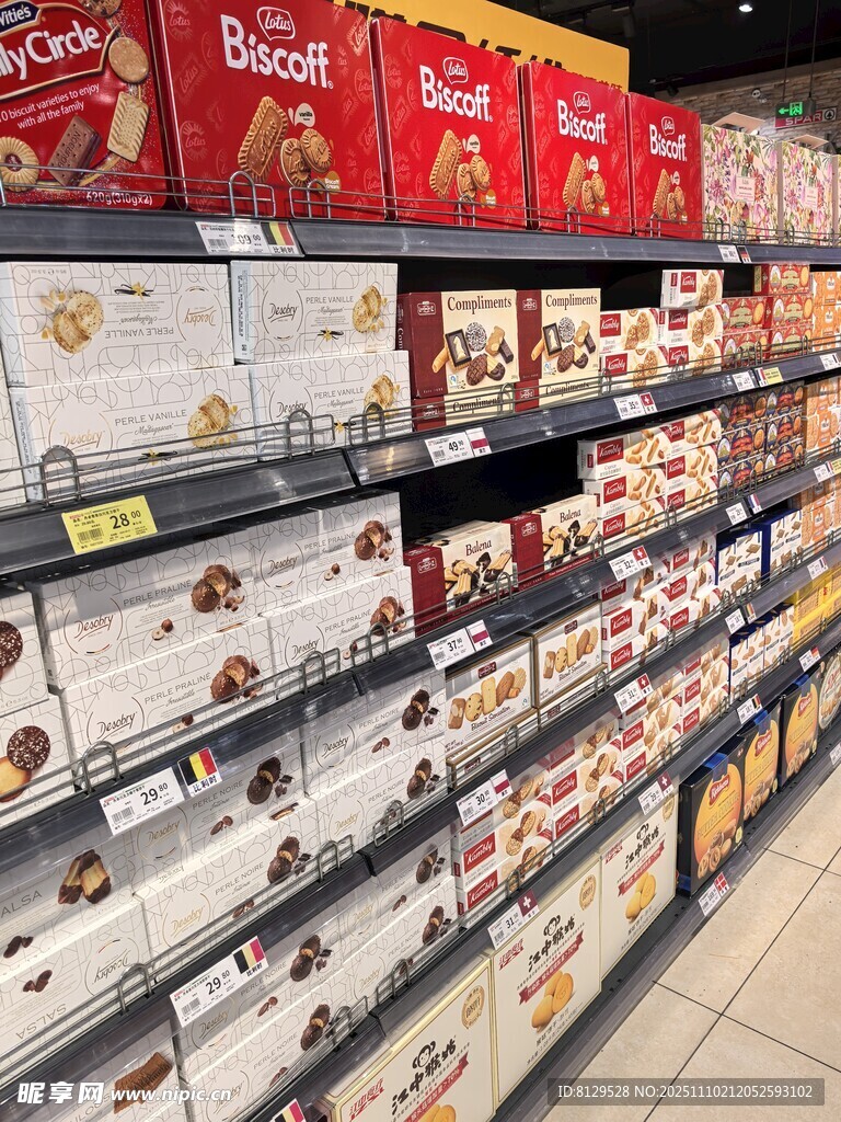 超市貨架上的多樣食品