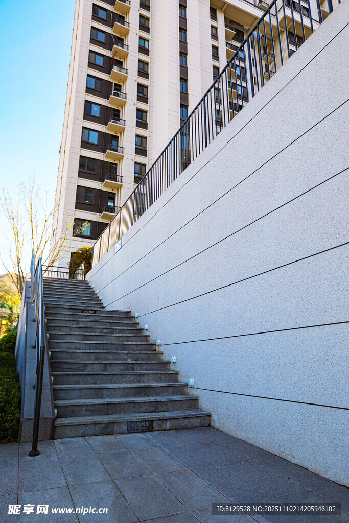 城市階梯旁的現(xiàn)代高樓