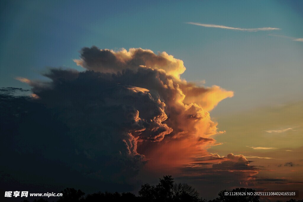 夕陽(yáng)下的壯麗積雨云