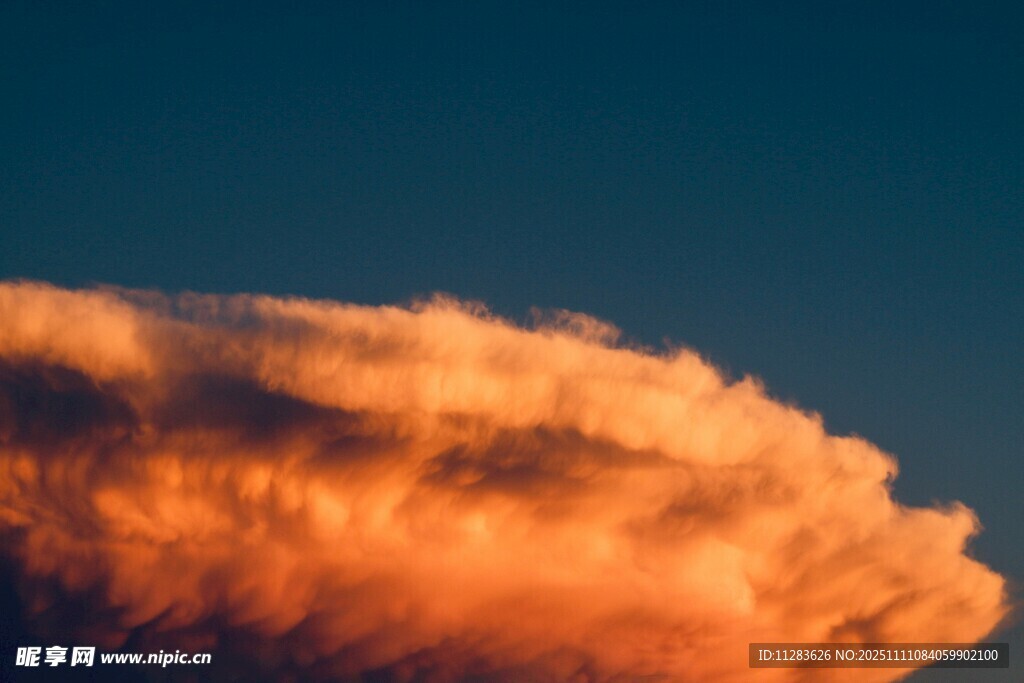 夕陽下的絢麗云朵