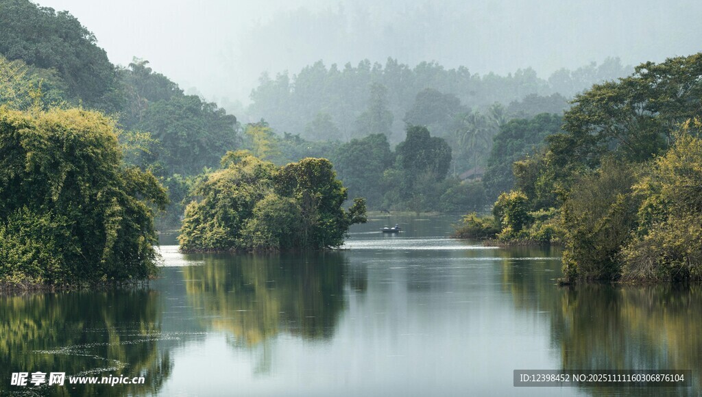山水相依的靜謐湖景