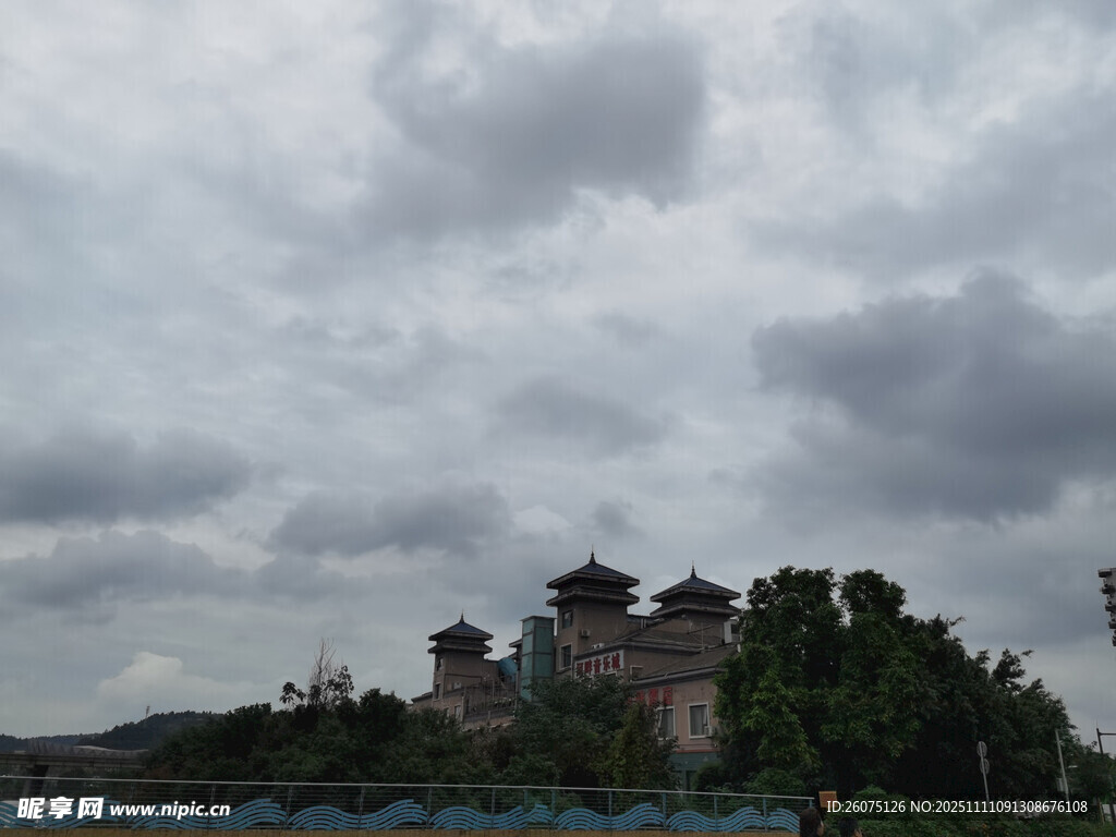 陰天下的古建筑景觀