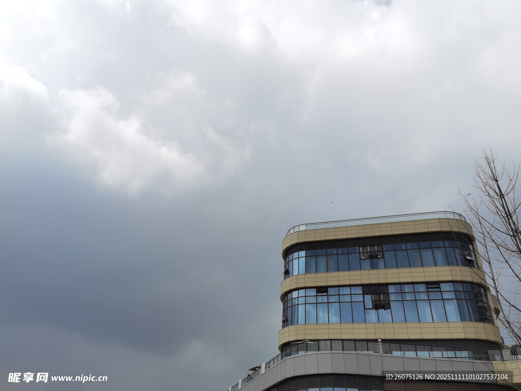 烏云下的現(xiàn)代建筑