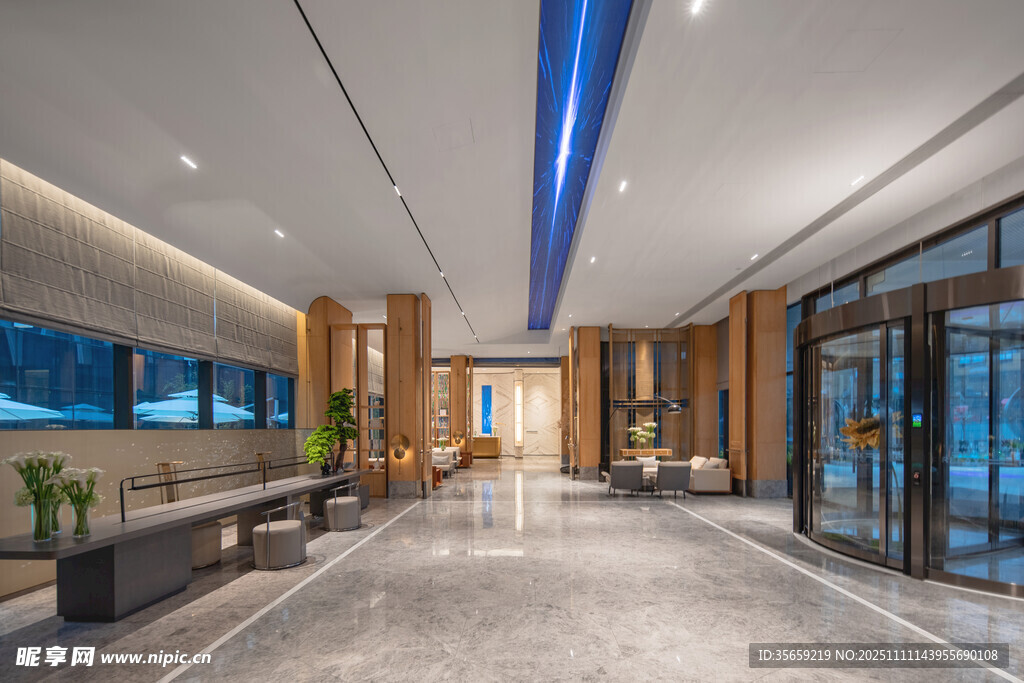 現(xiàn)代大氣的寬敞大廳空間