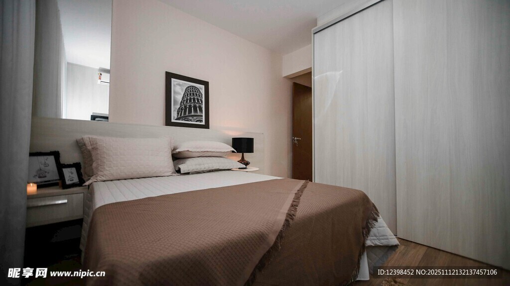 簡約溫馨臥室室內(nèi)場(chǎng)景