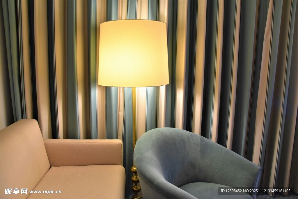 溫馨客廳沙發(fā)與落地?zé)魣?chǎng)景