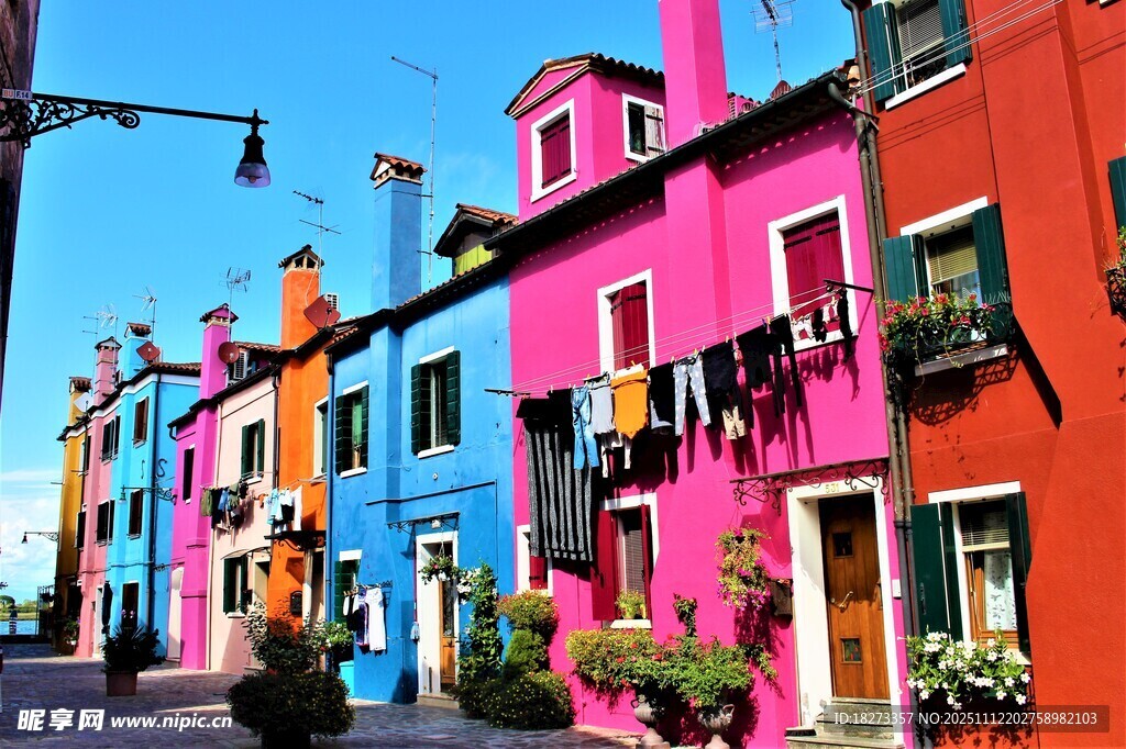 彩色斑斕的童話般街道