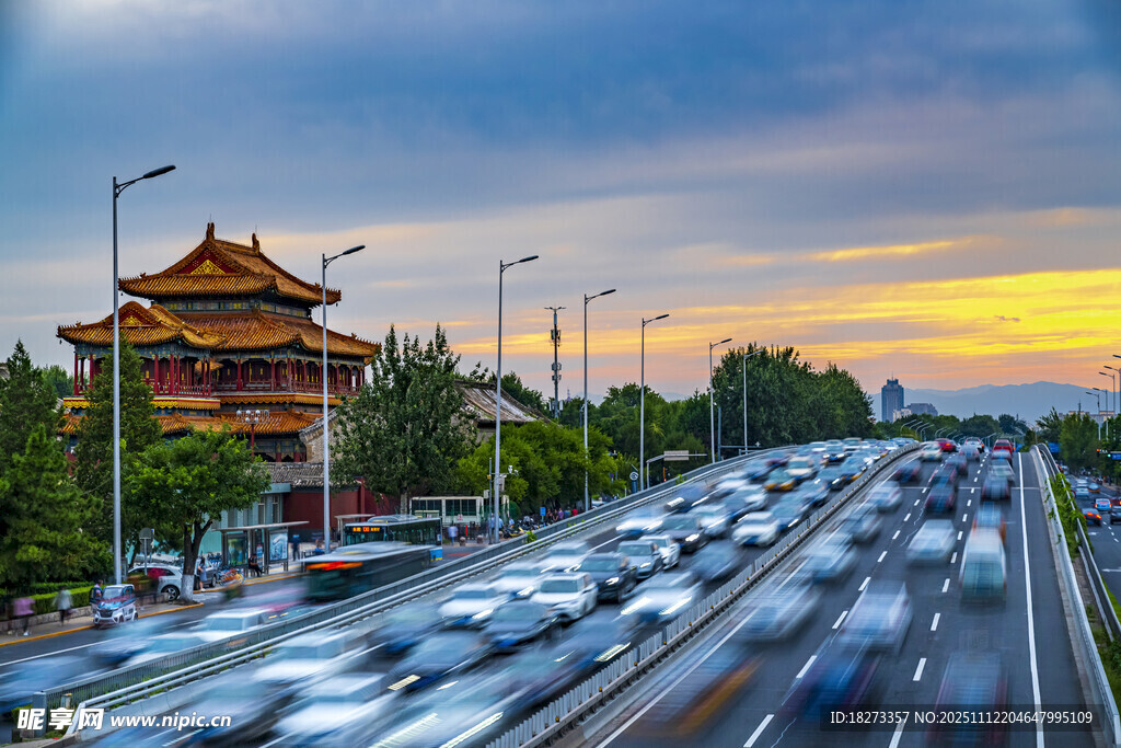 北京城樓旁的車流景觀