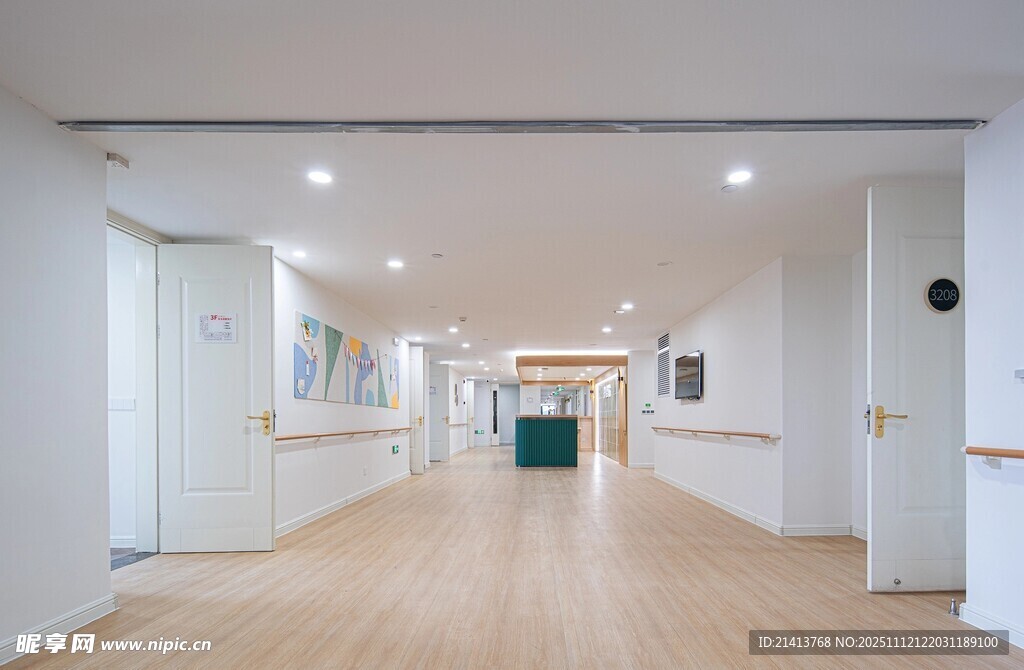 寬敞明亮的室內(nèi)走廊空間