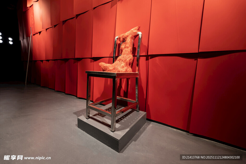 紅色展廳中的復(fù)古座椅