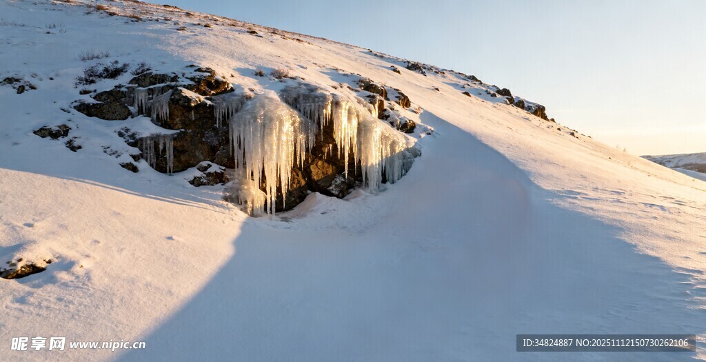 雪坡上的冰柱景觀
