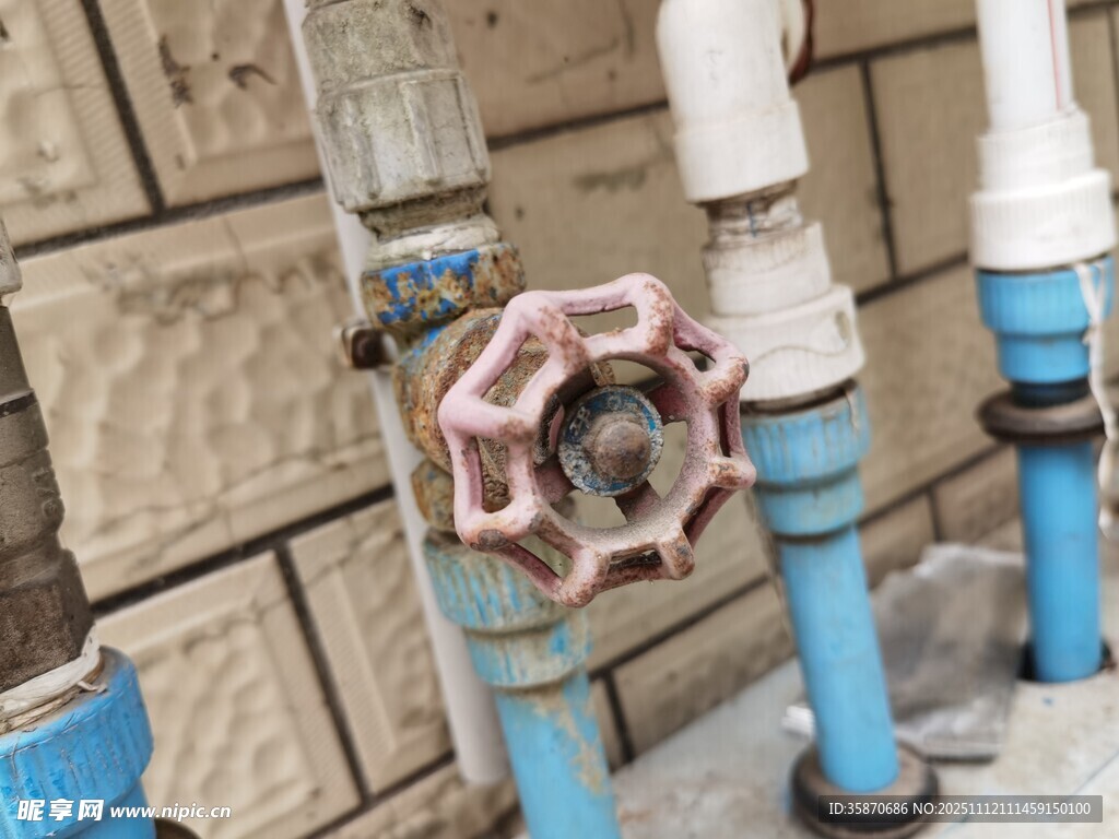 老舊水管閥門特寫
