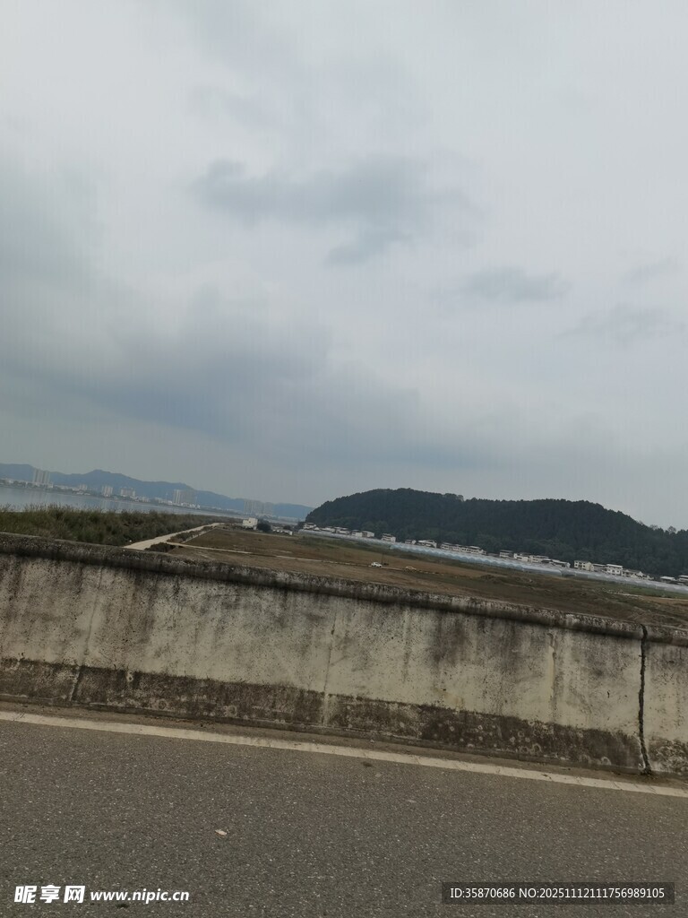 公路旁遠(yuǎn)山與陰沉天空